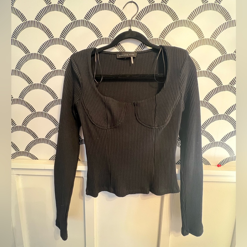 Ribbed black cropped shirt with detailed bodice